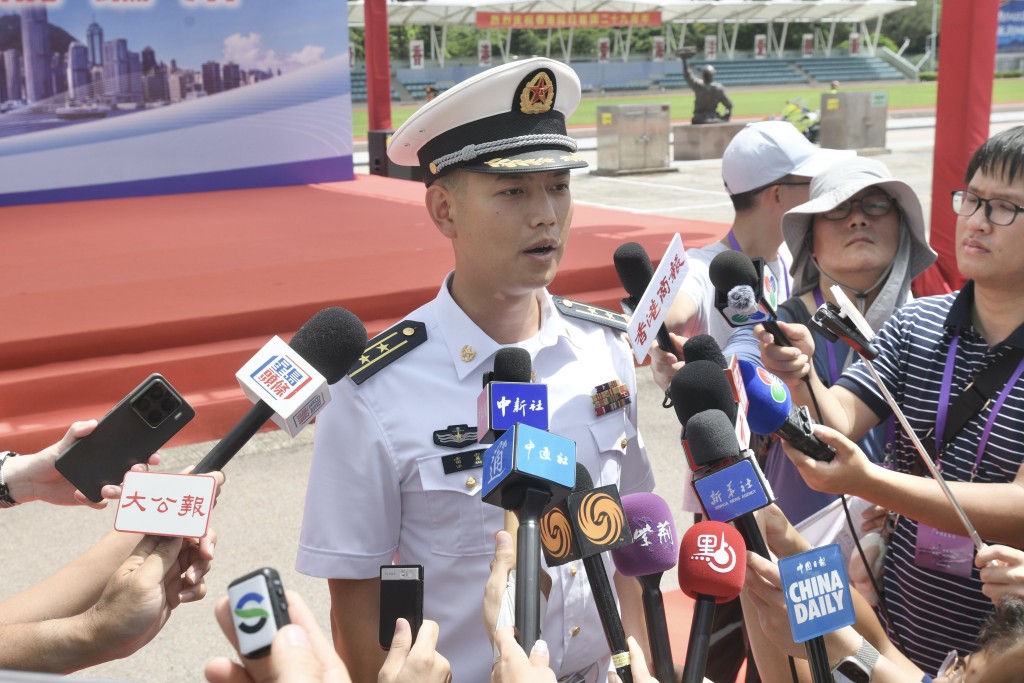 海軍南寧艦編隊中校軍官雷霄首次訪港,認為「東方之珠確實名不虛傳」。 海軍南寧艦編隊中校軍官雷霄首次訪港,認為「東方之珠確實名不虛傳」。