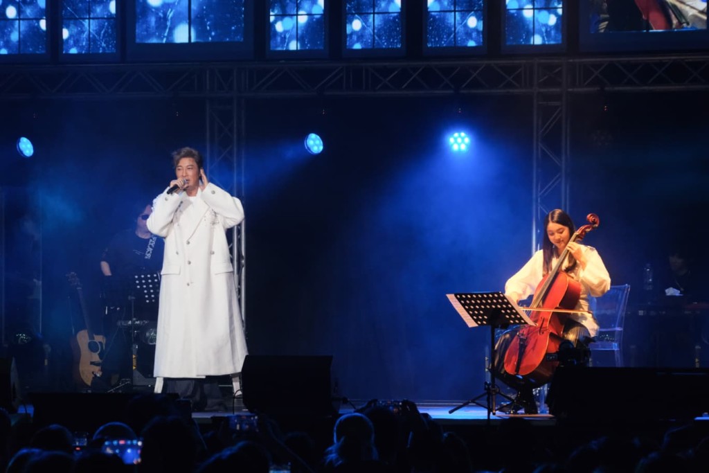 父女同台好合拍。 父女同台好合拍。