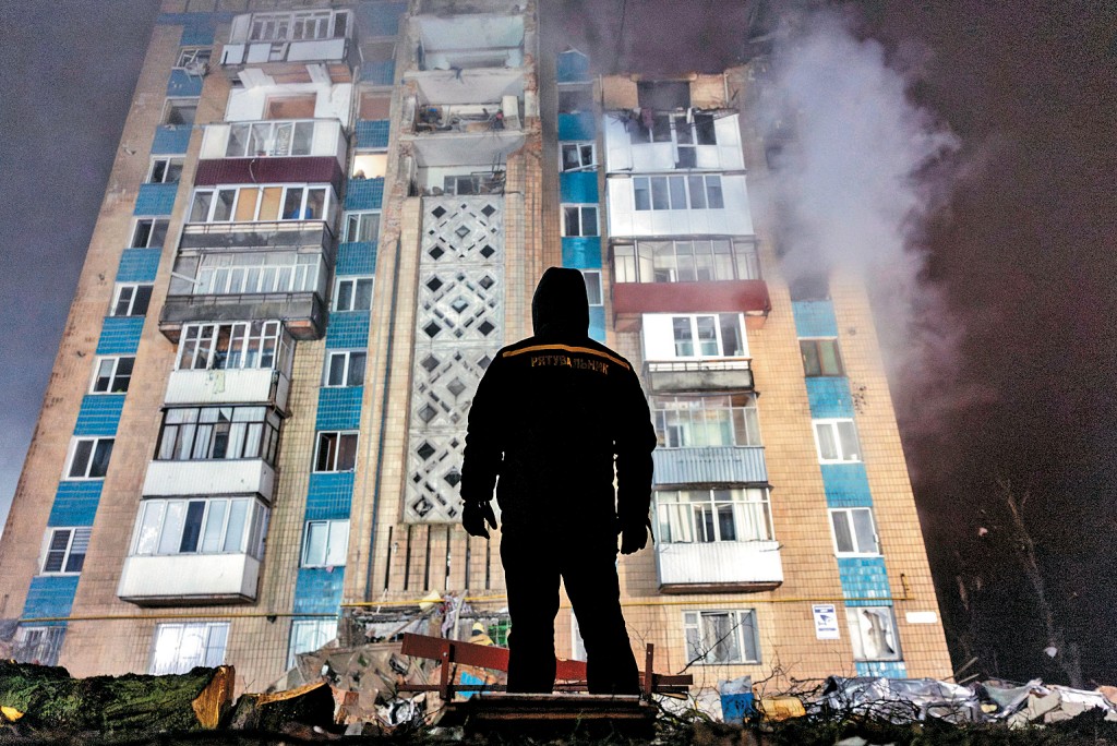 烏克蘭西部城市捷爾諾波爾周三遭俄導彈襲擊，一楝住宅大樓損毀。 