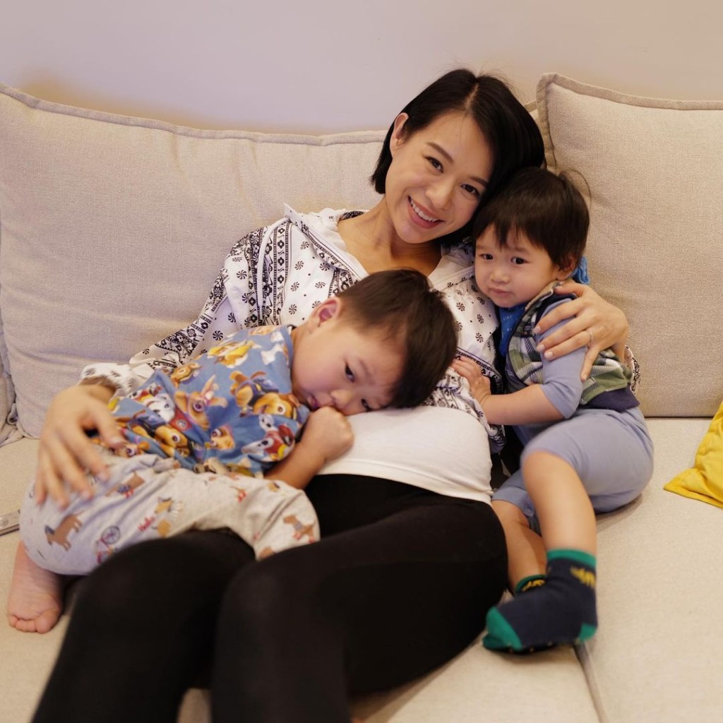 杏兒留港安胎，陪大仔Brendan及細仔Ryan。