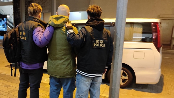 警方以涉嫌刑毀拘捕一對父子。