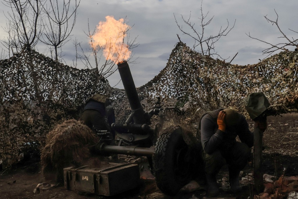乌克兰军人向巴赫穆特前线城镇外的俄罗斯军队发射迫击砲。路透社