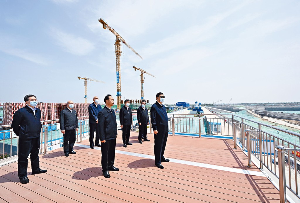 習近平在雄安城際站及國貿中心項目建設現場考察。