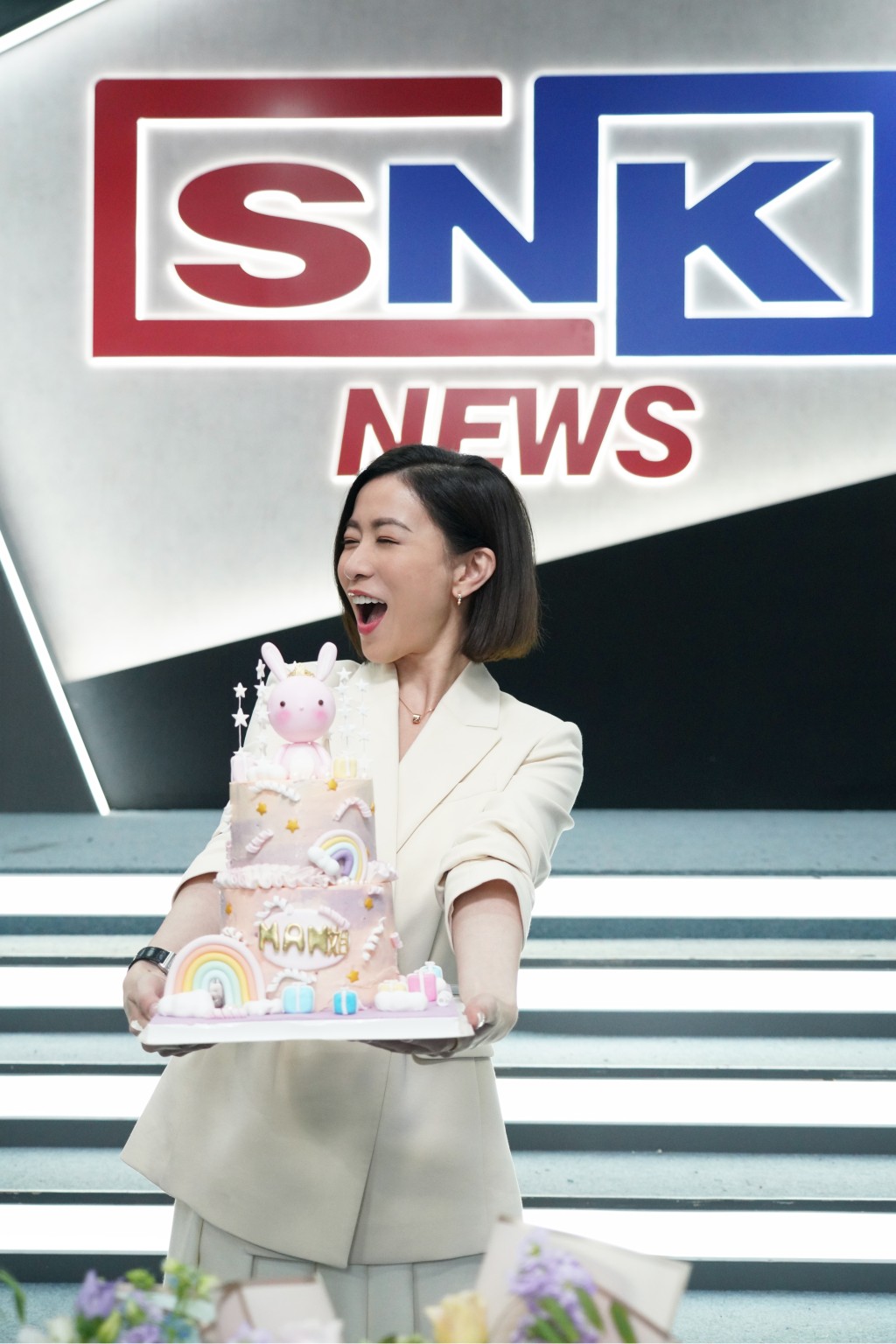 佘诗曼去年正日生日前一晚仍为《新闻女王》开工，剧组台前幕后一同为她庆祝！