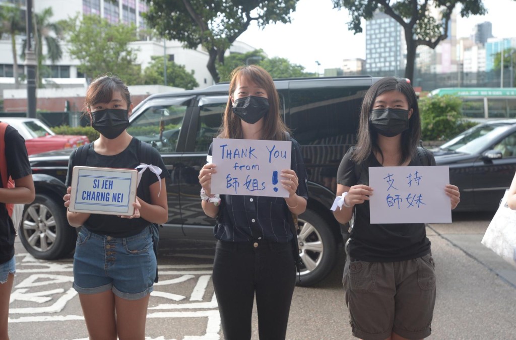 80校友聲援女拔學生。