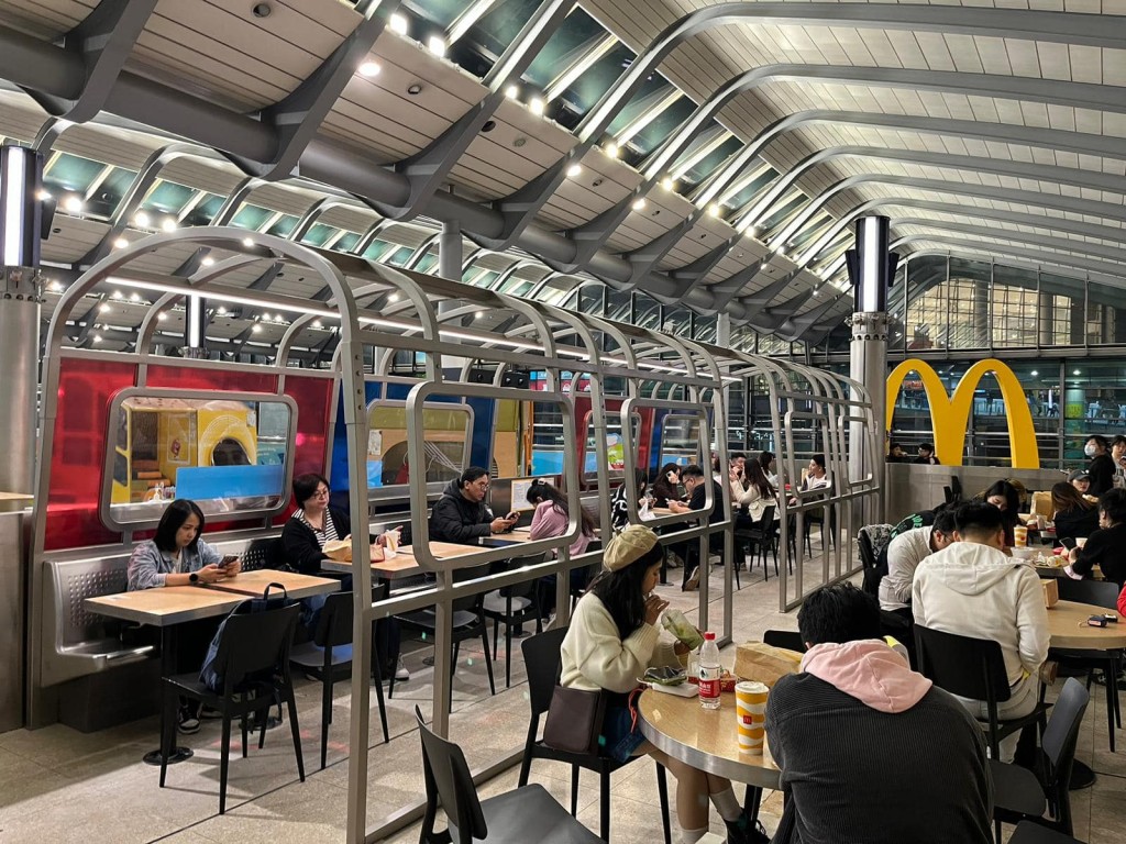 最近有網友發現位於紅磡站內兩間快餐店換上列車主題！