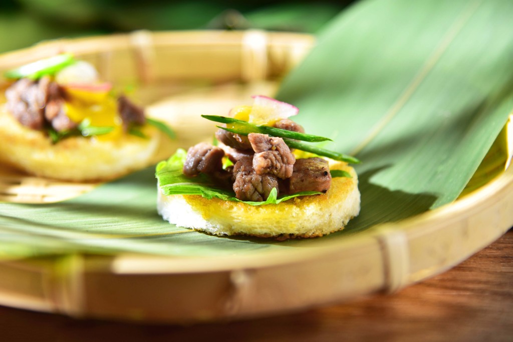 香煎和牛粒配多士及芒果醬