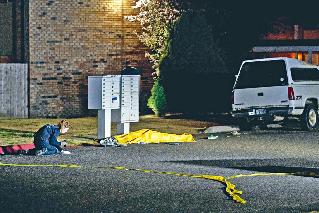 ■疑犯雷諾爾的遺體，躺在華盛頓州萊西市的地上。