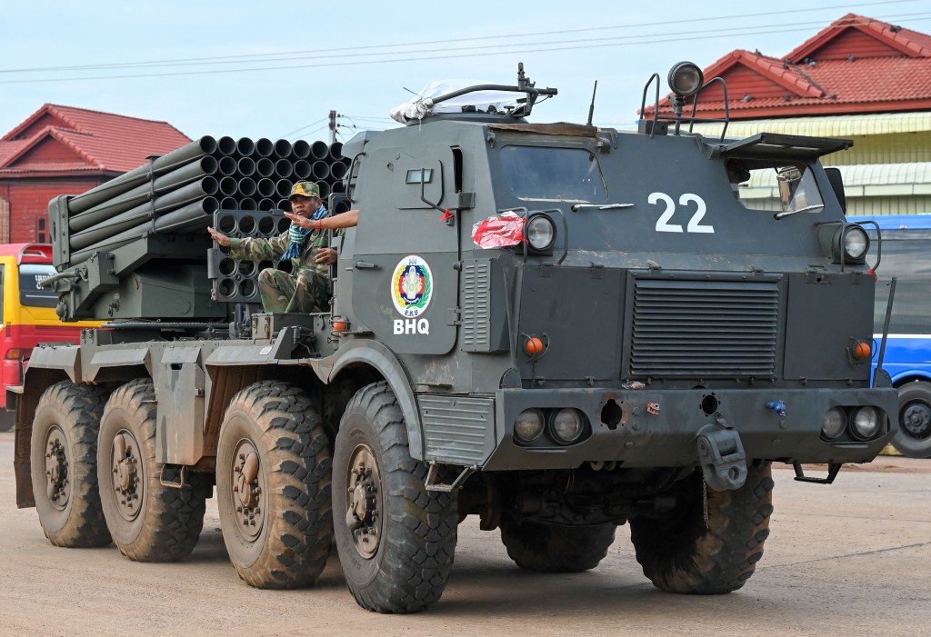 柬埔寨军车载满火箭发射器。美联社 柬埔寨军车载满火箭发射器。美联社