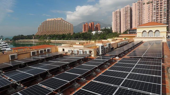 有議員指政府於今年4月把上網電價下調,令不少擬申請參與計劃的市民大失預算。資料圖片