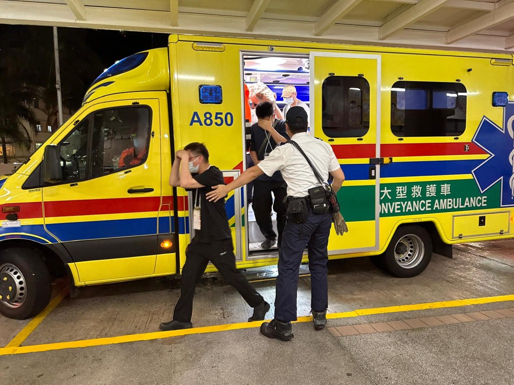 不適人士均無大礙，部分可自行上落救護車。