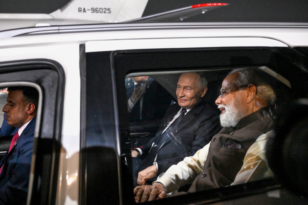 莫迪親自迎接普京。美聯社 莫迪親自迎接普京。美聯社