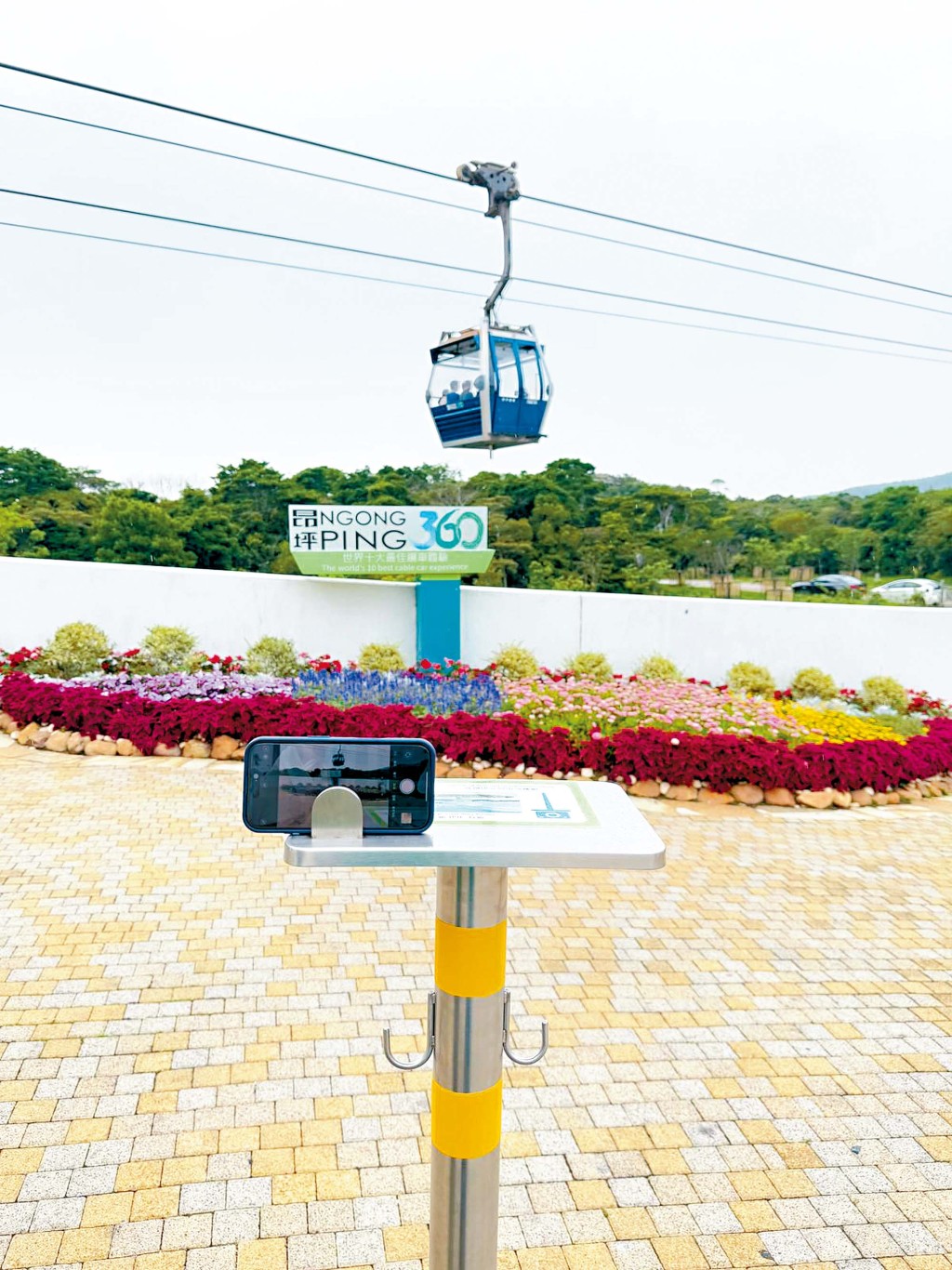 昂坪市集各處安裝了「自助打卡神器」，方便賓客自拍。