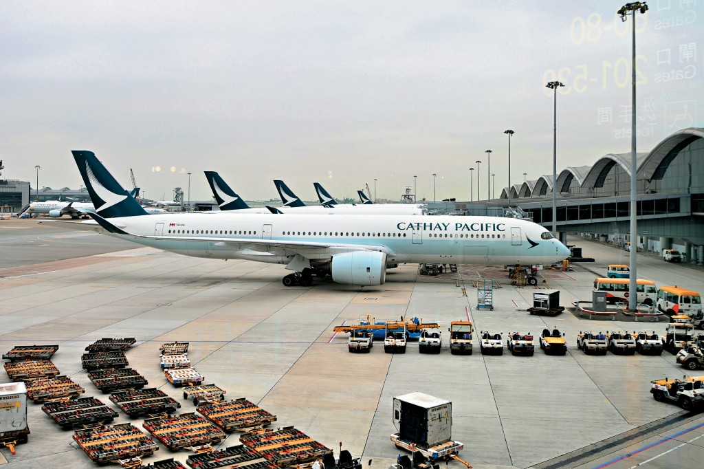 国泰航空及香港快运继本月18日起上调客运燃油附加费逾一倍后，昨再宣布于4月1日起再提高燃油附加费。