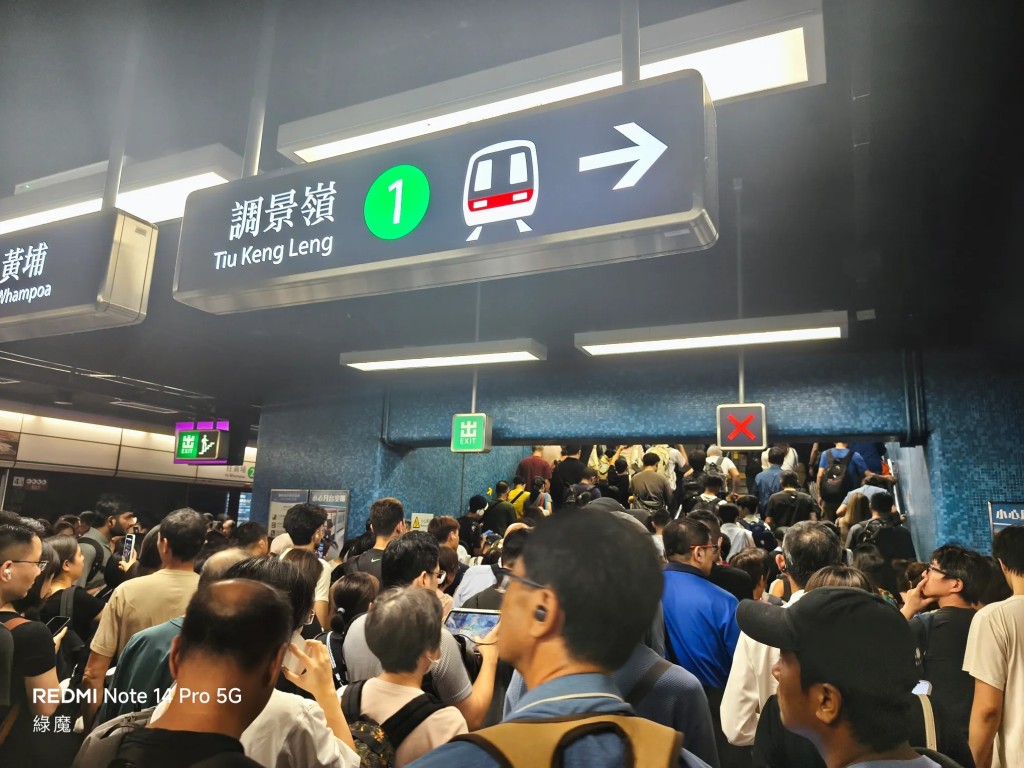 觀塘綫藍田站路軌旁發生火警,月台乘客需要離開。Threads:luk.mall 觀塘綫藍田站路軌旁發生火警,月台乘客需要離開。Threads:luk.mall