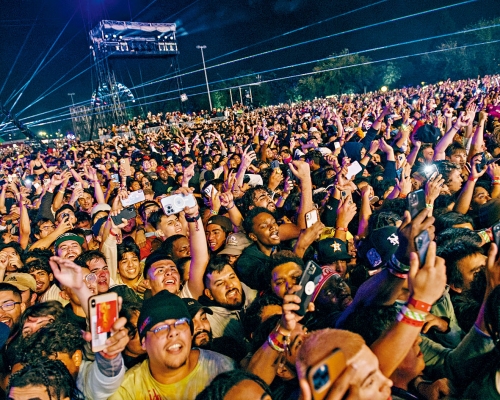 ■事故發生當日樂迷在音樂節場地NRG公園內，觀看歌手Travis Scott表演。