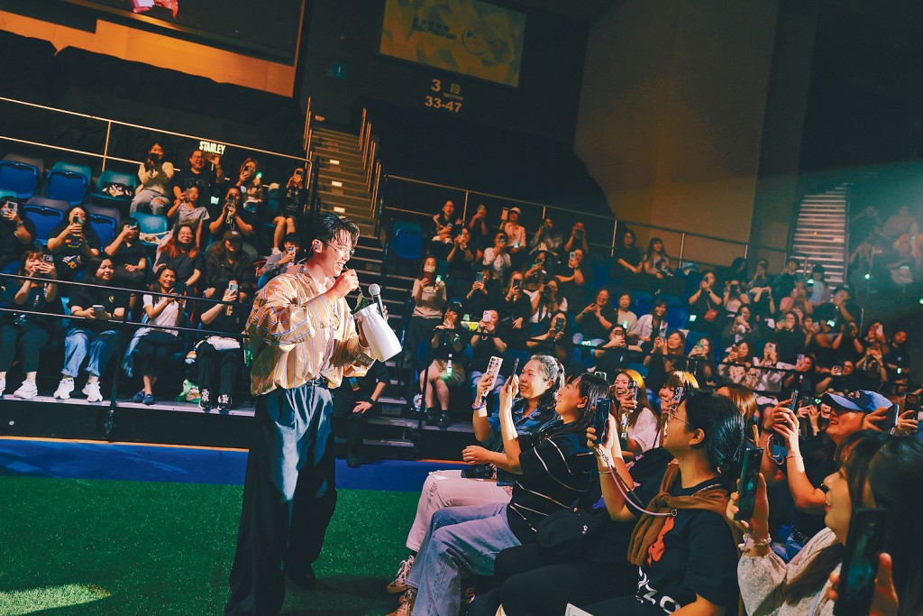 Stanley拿着碌柚葉向粉絲灑「甘露」。