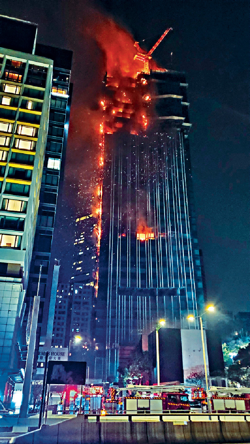 火屑隨風飛
■尖沙咀中間道海員俱樂部重建地盤，大火焚燒超過9小時。