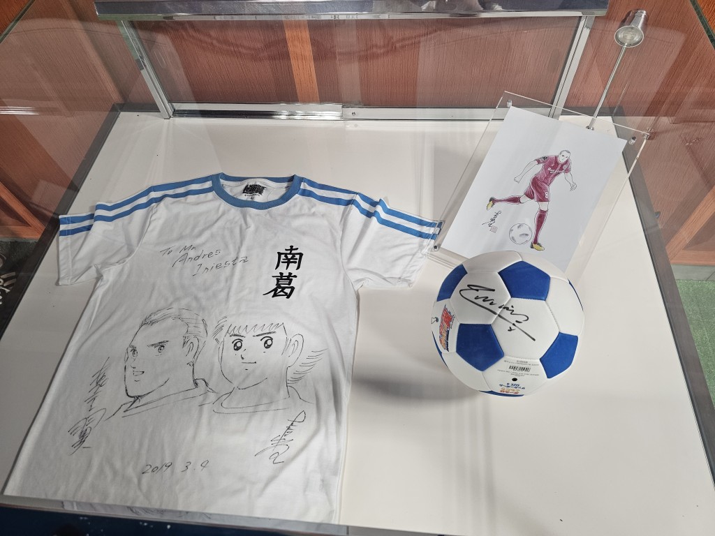 车站展出了高桥阳一送给恩尼斯达的南葛球衣，旁边有恩尼斯达签名足球。