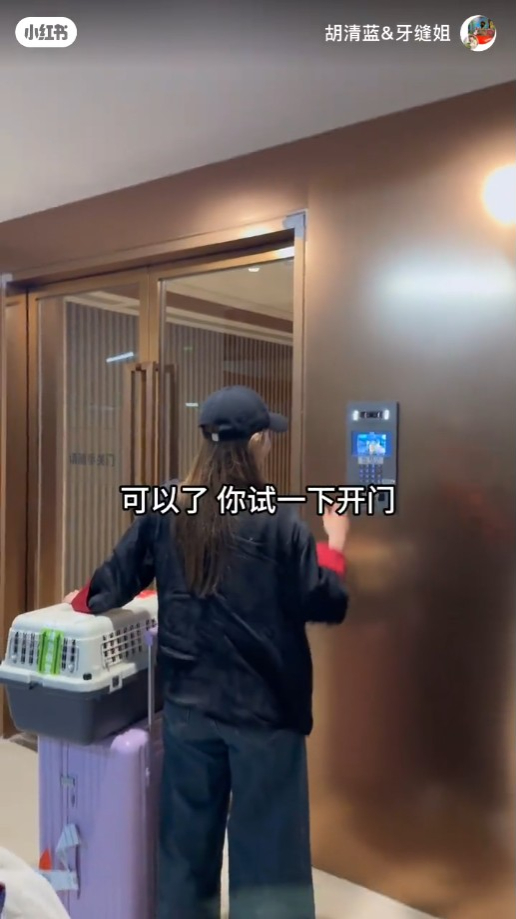傅颖试用全智能电梯。