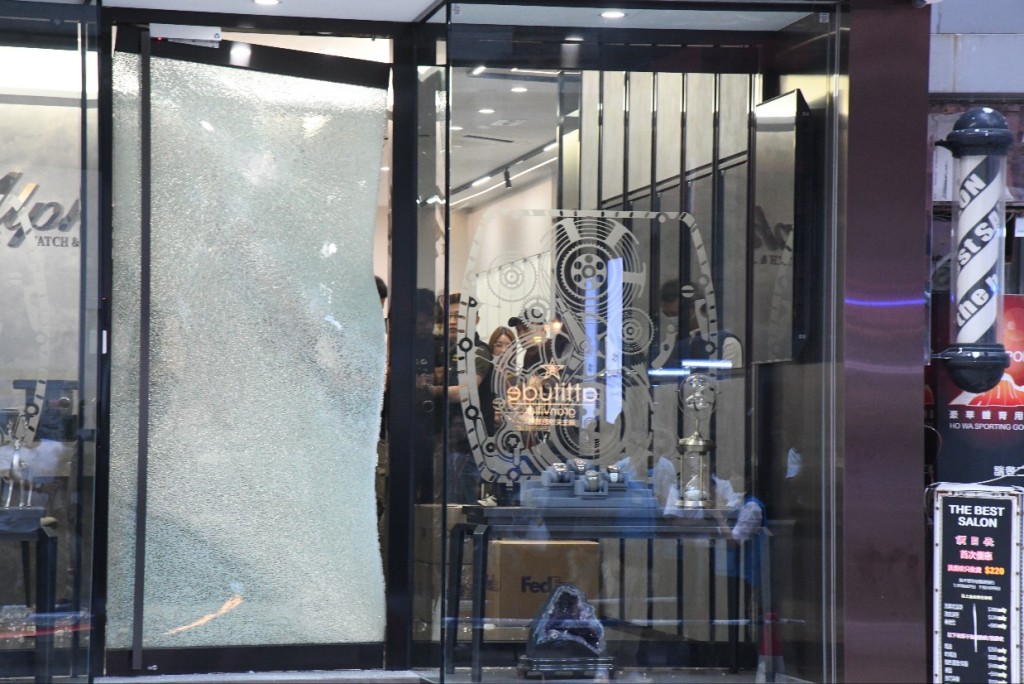 表行玻璃大门怀疑被劫匪打至碎裂。徐裕民摄