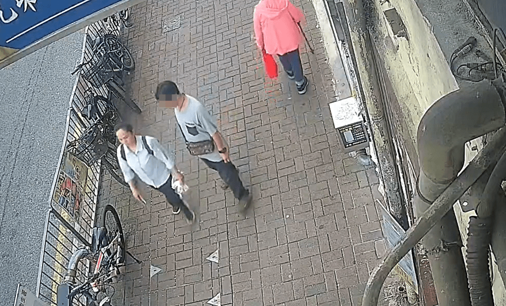 男子看上一部單車。fb：北區之友