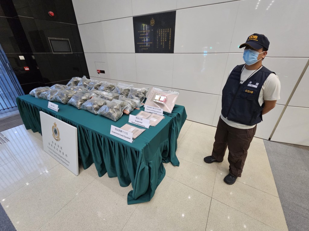 海關檢獲約28.6公斤懷疑大麻花、約1克懷疑霹靂可卡因及約3克懷疑冰毒，估計市值約540萬元。