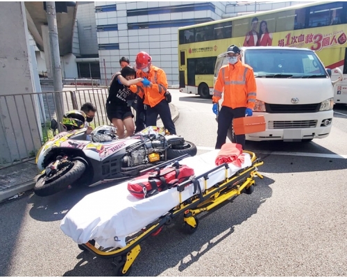 電單車男司機，和電單車女乘客受輕傷，送院治理。