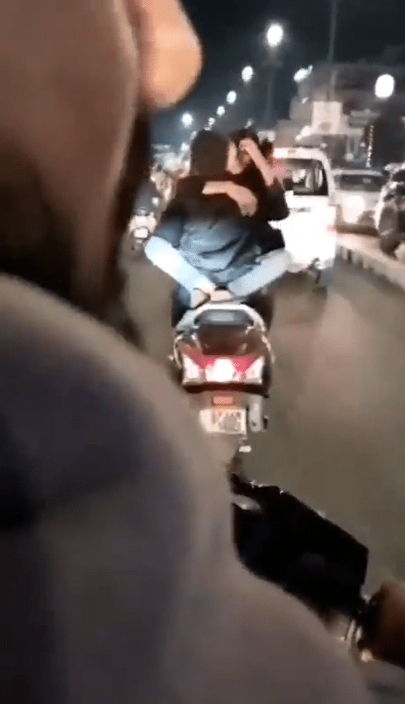 印度一對情侶竟邊騎車邊熱吻。（截圖自Twiiter）