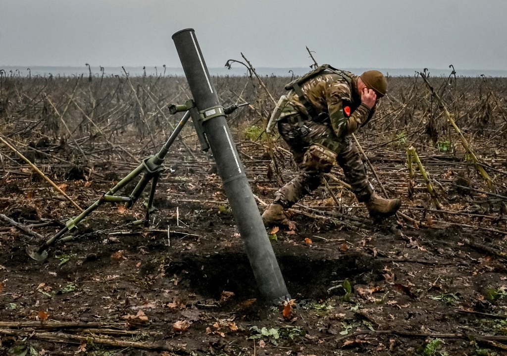 俄罗斯继续对乌克兰发动进攻，一名乌克兰军人在前线发射迫击炮。路透