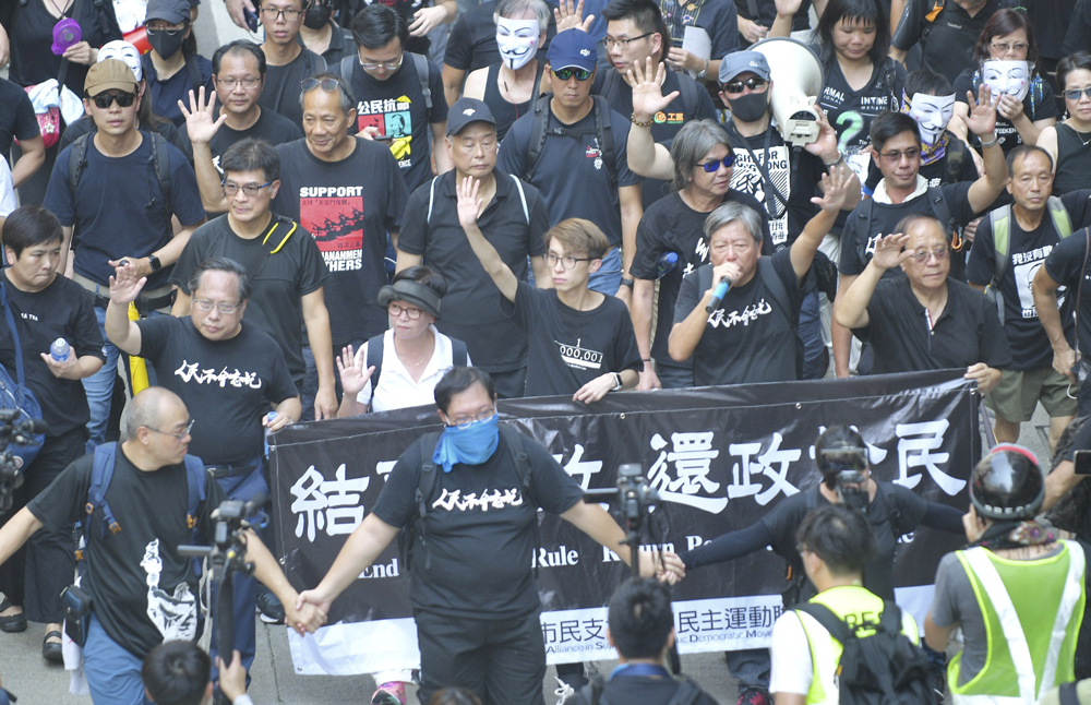 10名被告被指前年10月1日組織及明知而參與未經批准集結等。 資料圖片