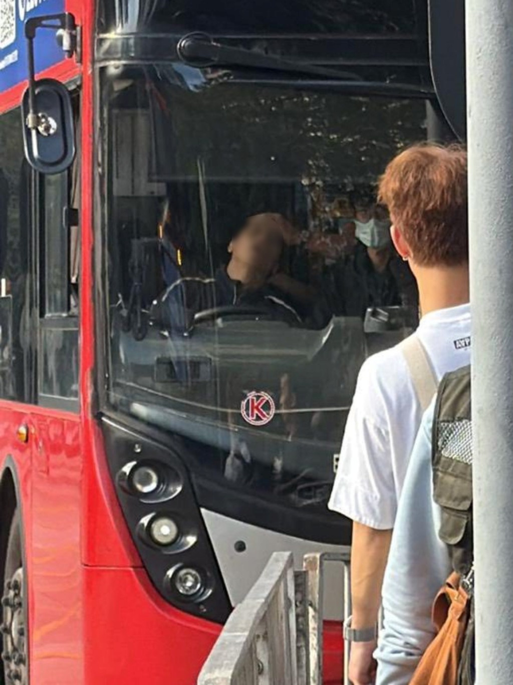 24歲姓吳男車長駕駛時懷疑不適。