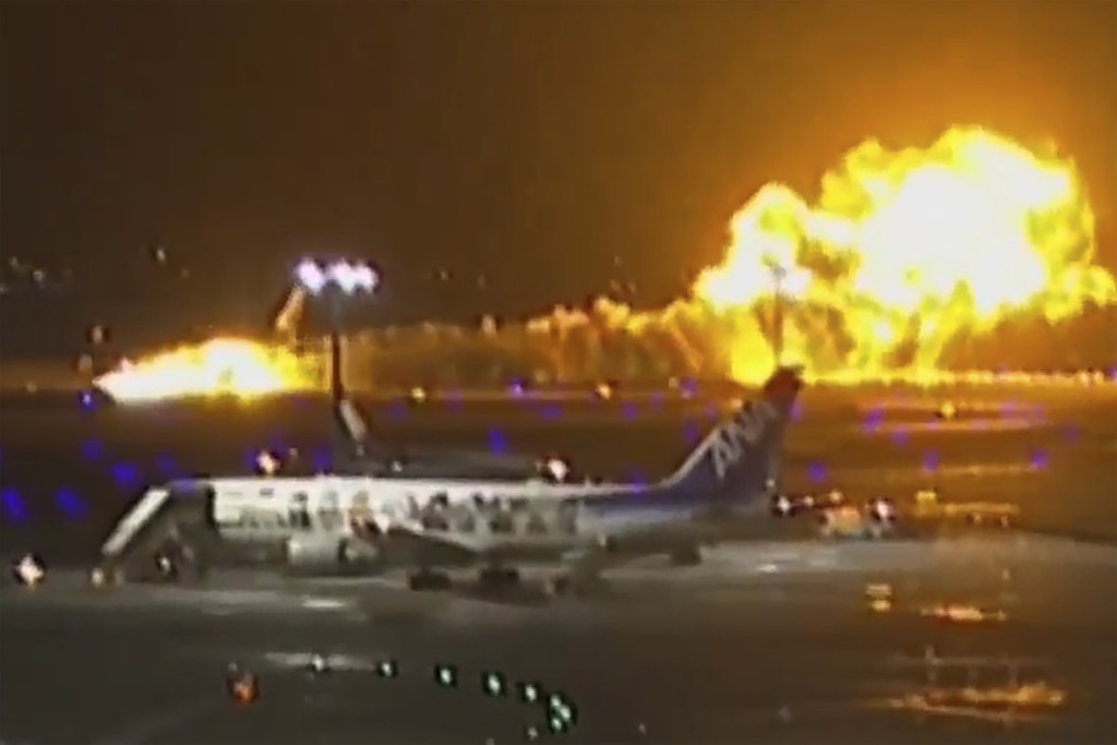 日航一班航機在東京羽田機場降落時，懷疑與海上保安廳飛機碰撞並起火。AP圖片