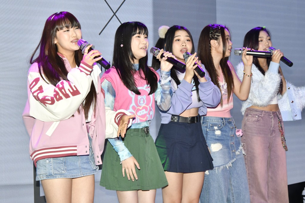 XiX的五位成员忙于为新歌《SiS》宣传，虽然要上学，但他们已经习惯了这模式工作。