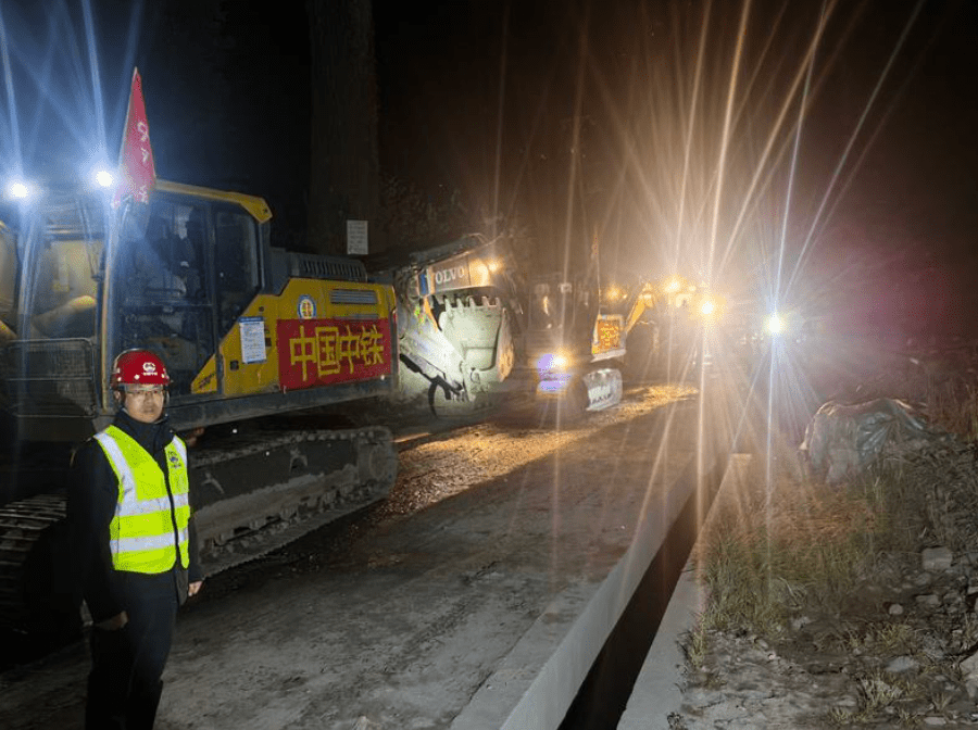 西藏那曲市巴青县7级地震,抢险搜救、伤员救助等各项抗震救灾工作持续推进。新华社 西藏那曲市巴青县7级地震,抢险搜救、伤员救助等各项抗震救灾工作持续推进。新华社