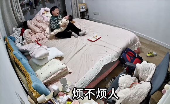 江苏有小兄长因妹妹扭计，独力照顾下也情绪崩溃起来。微博