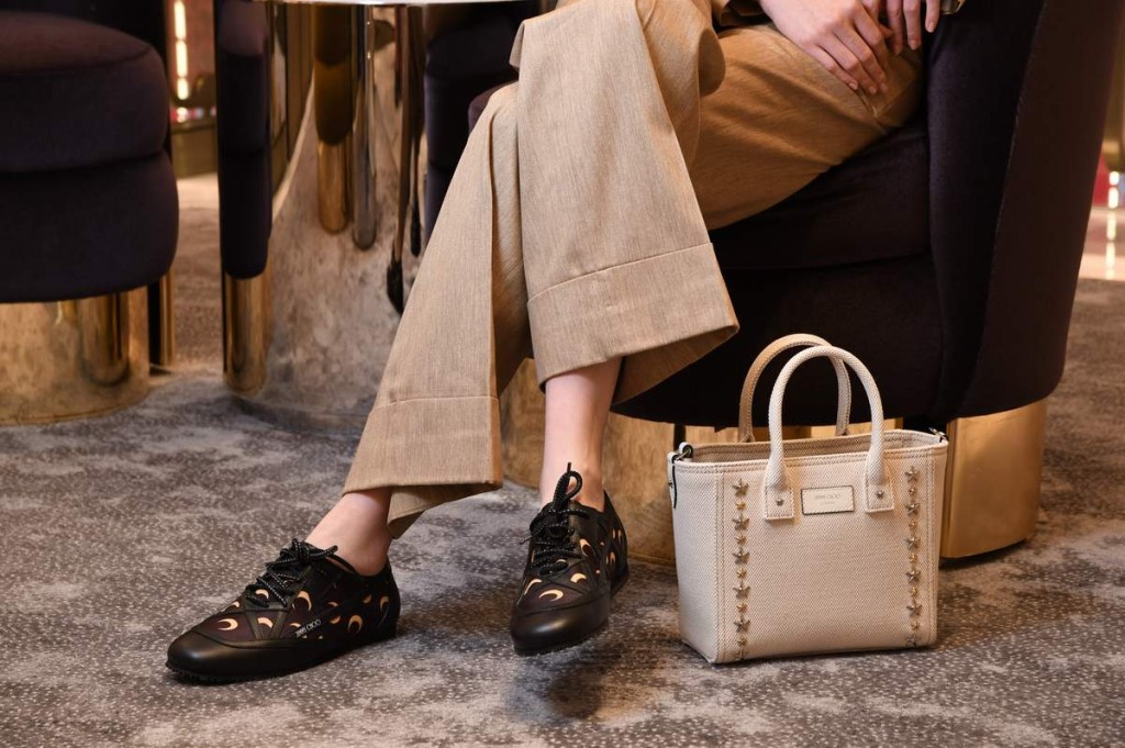 Jimmy Choo x Marine Serre春夏特別系列綁帶平底鞋/$5,450、春夏系列飾以金屬星星裝飾的Tote Bag/$6,590。