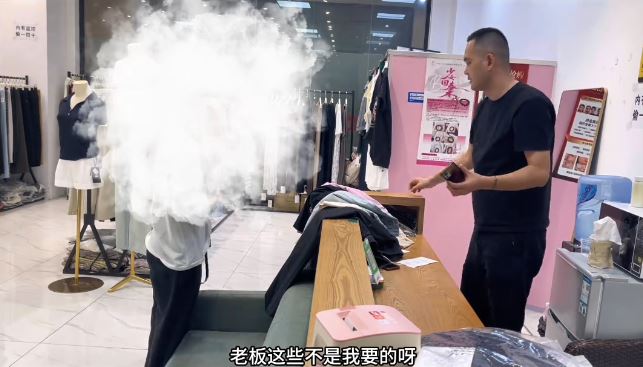 男店長聽到女顧客一次過要買33件衣服後，開心得不斷傻笑。