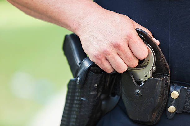 日本富山县警部补偷手铐、枪袋变卖。 iStock示意图