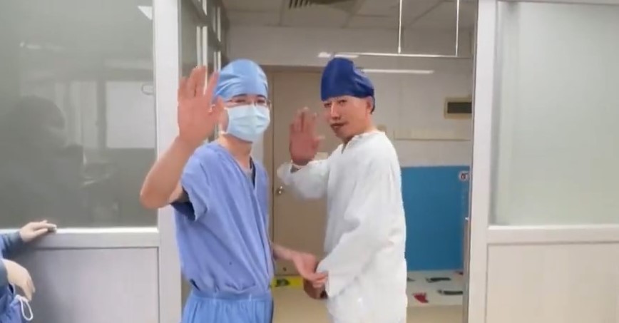 王叔獲醫生允許一邊做手術一邊打機。廣東電視台