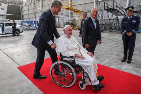 教宗精神良好，但仍要輪椅代步。路透社
