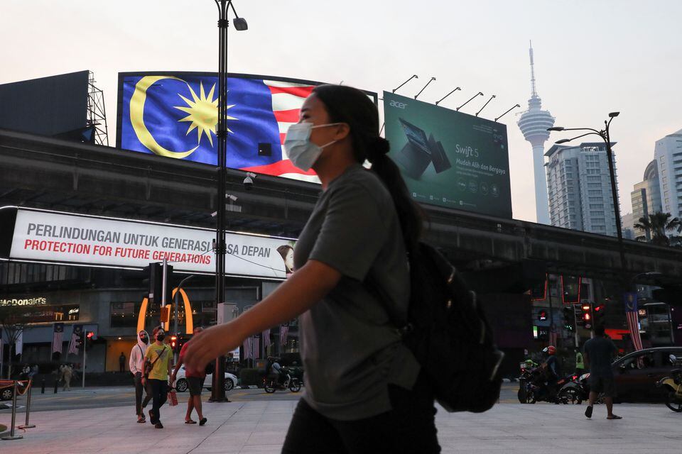 馬來西亞實施新制，外國旅客即日起須先在抵達大馬前3天，在網上填交電子入境卡，方可入境。路透社