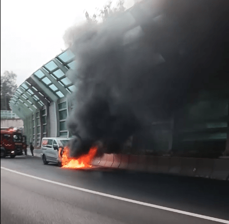 客貨車車頭着火焚燒，火光熊熊，冒出濃濃黑煙，消防趕至撲救。  fb 馬路的事 (即時交通資訊台)Yeung Kwo