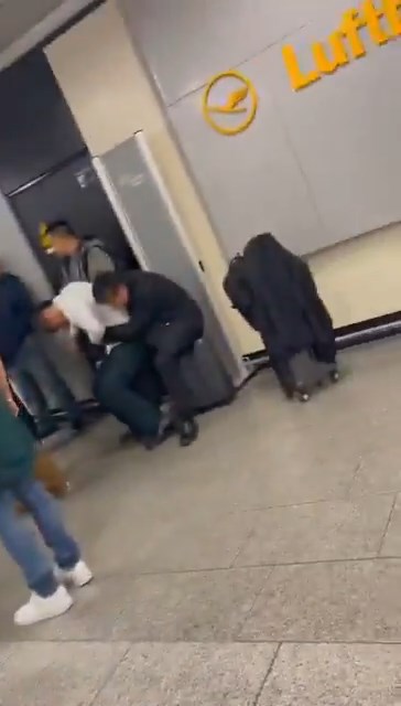 中國航材趙保輝醉至不省人事影片在網上熱傳。