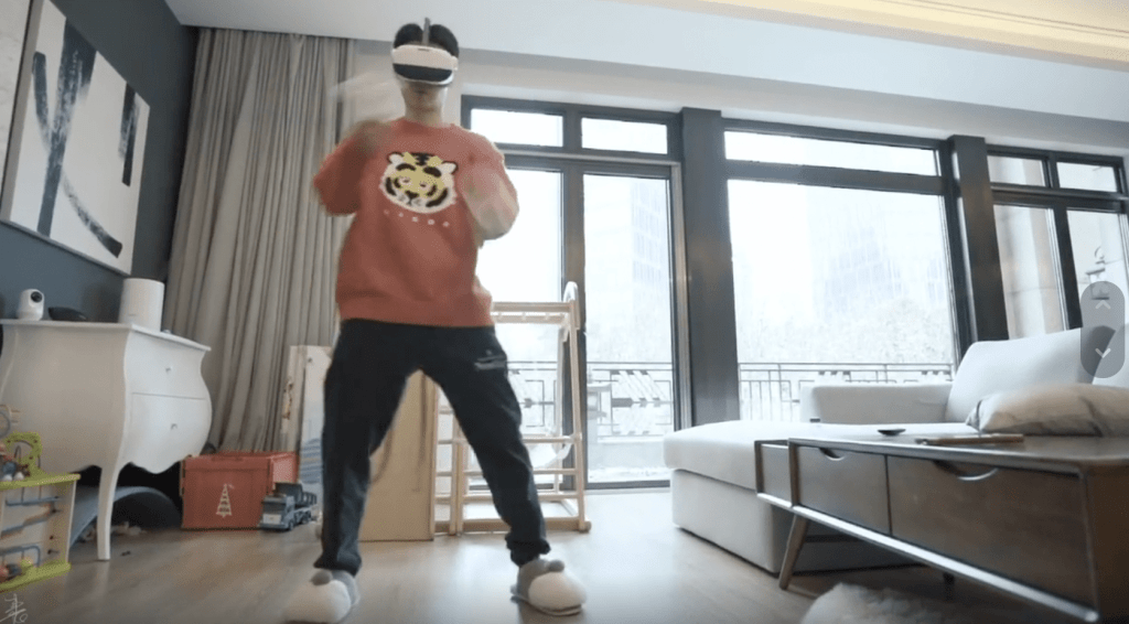 張晉打VR。