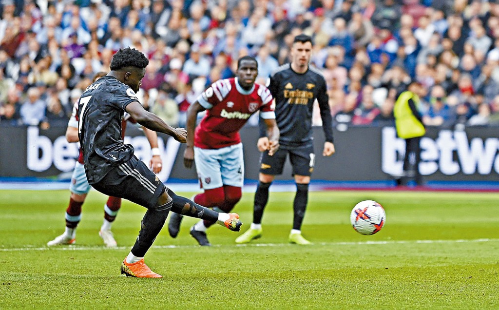 沙卡射失12碼，埋下阿仙奴（左）失分的伏筆。 