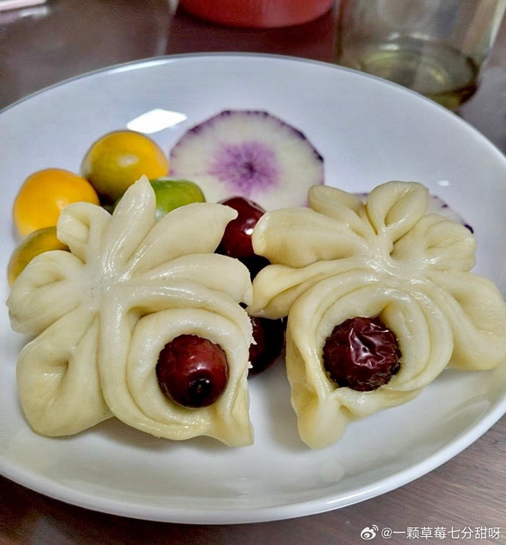 山東花餑餑造形千變，顏色艷麗，令網民讚嘆如藝術品。微博＠一顆草莓七分甜呀