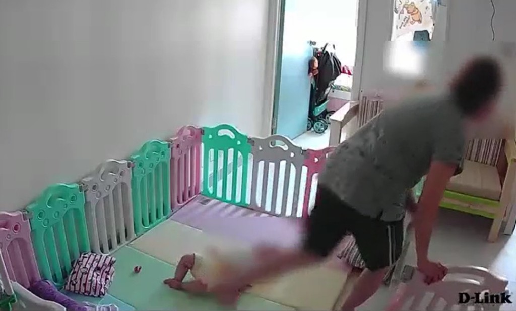 一名女子粗暴對待嬰兒。影片截圖