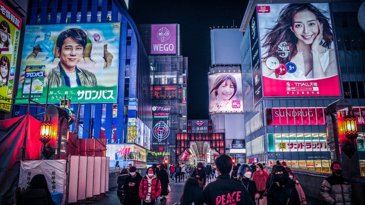日本2021年國內廣告費中,網絡廣告費較上年驟增21.4%至2.7052萬億日元。unsplash圖片