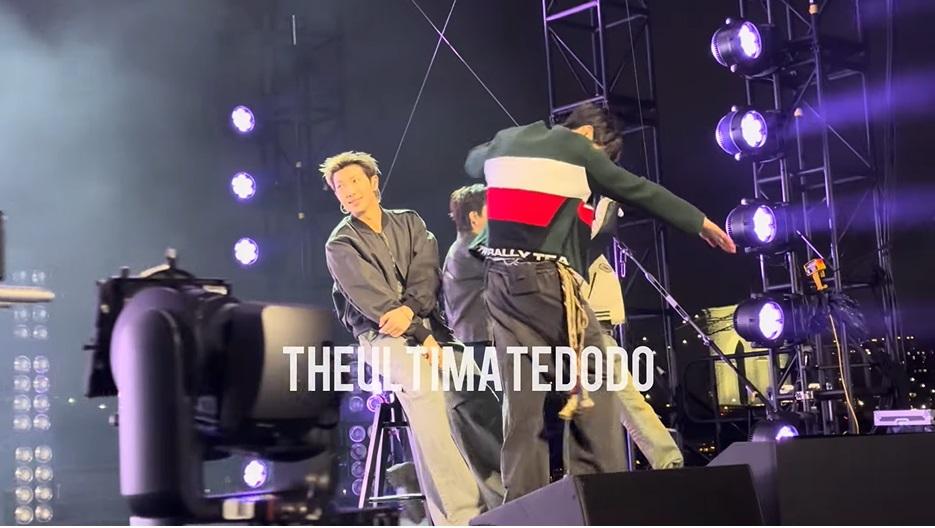 隊長RM腳傷未癒，在紐約的活動上仍被逼坐住表演。（YouTube片段截圖）